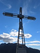 40 Alla croce del Monte Castello (1425 m) controsole con vista in Alben